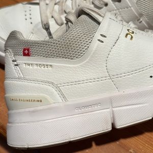 $188 W’s size 8; ON running THE ROGER Centre Court tennis shoes/sneakers EUC